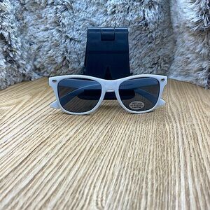 BRAND NEW✨
KIDS SUNGLASSES💌
NEWEST EYEWEAR ACCESSORY
LEAD FREE✅
UV PROTECTION⚜️